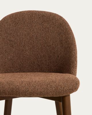 Silla Meila de chenilla terracota y patas de madera maciza de fresno con acabado tono nogal