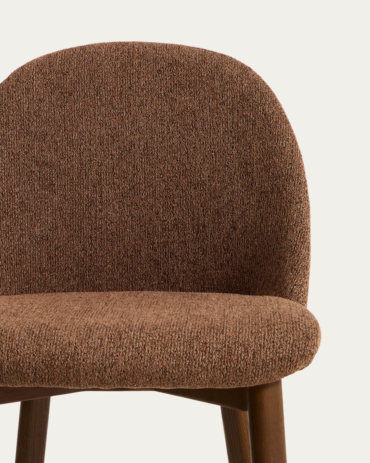 Silla Meila de chenilla terracota y patas de madera maciza de fresno con acabado tono nogal