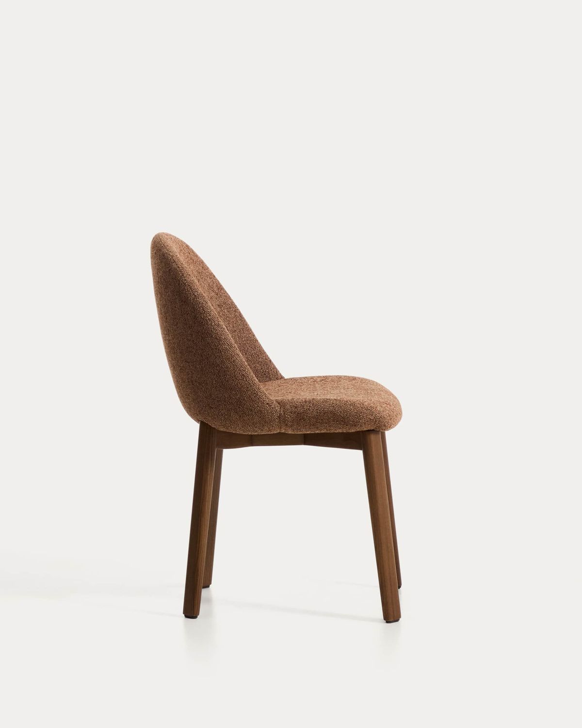 Silla Meila de chenilla terracota y patas de madera maciza de fresno con acabado tono nogal