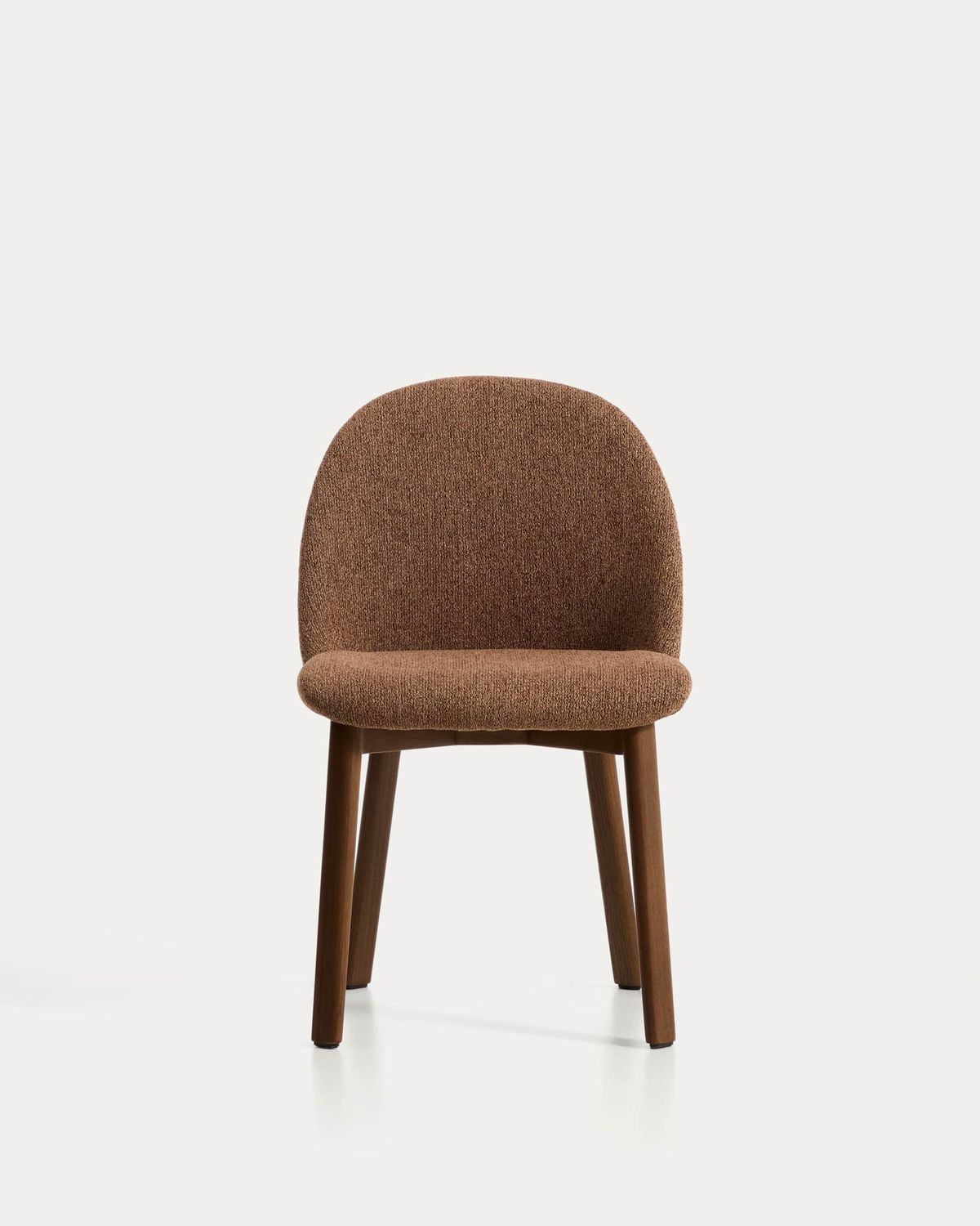 Silla Meila de chenilla terracota y patas de madera maciza de fresno con acabado tono nogal