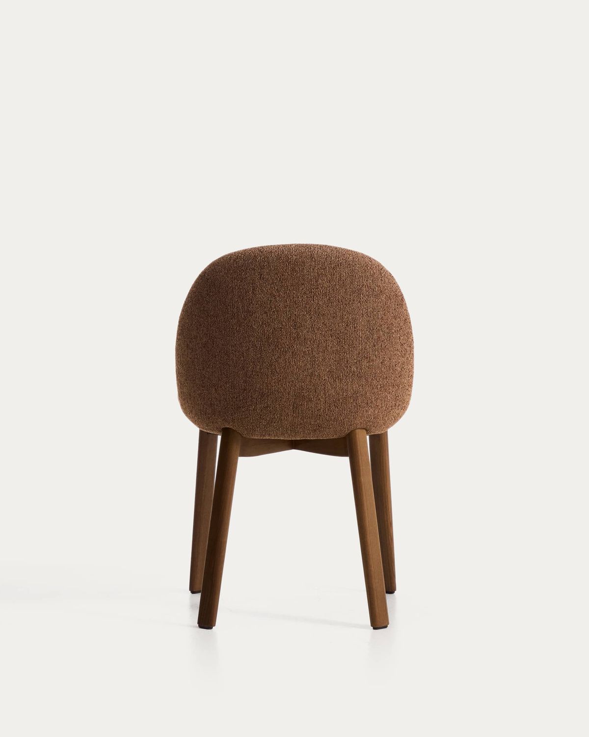 Silla Meila de chenilla terracota y patas de madera maciza de fresno con acabado tono nogal