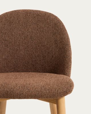 Silla Meila de chenilla terracota y patas de madera maciza de fresno con acabado tono natural