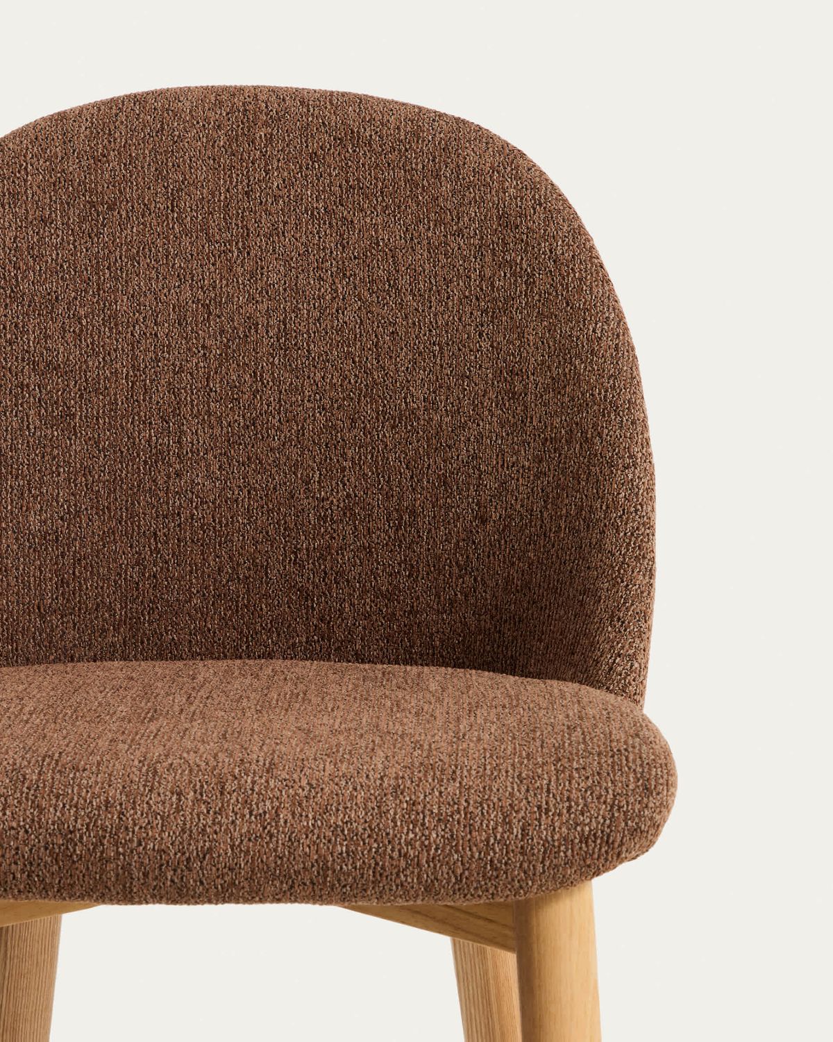 Silla Meila de chenilla terracota y patas de madera maciza de fresno con acabado tono natural