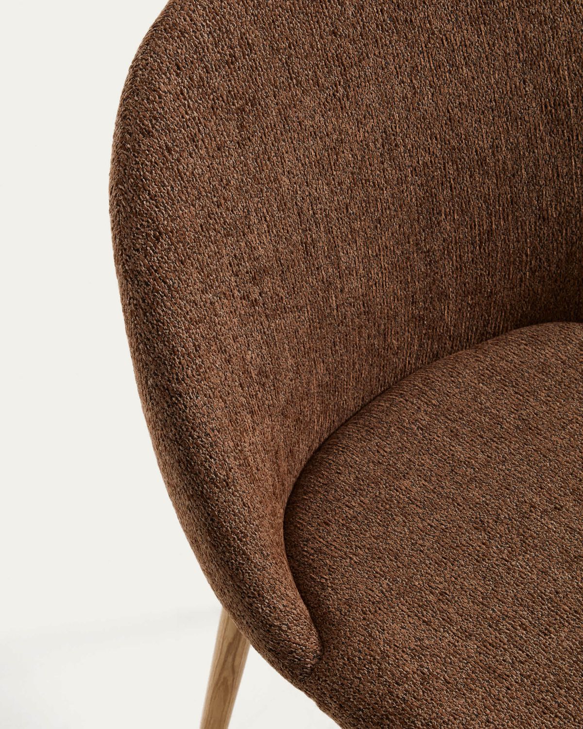 Silla Meila de chenilla terracota y patas de madera maciza de fresno con acabado tono natural