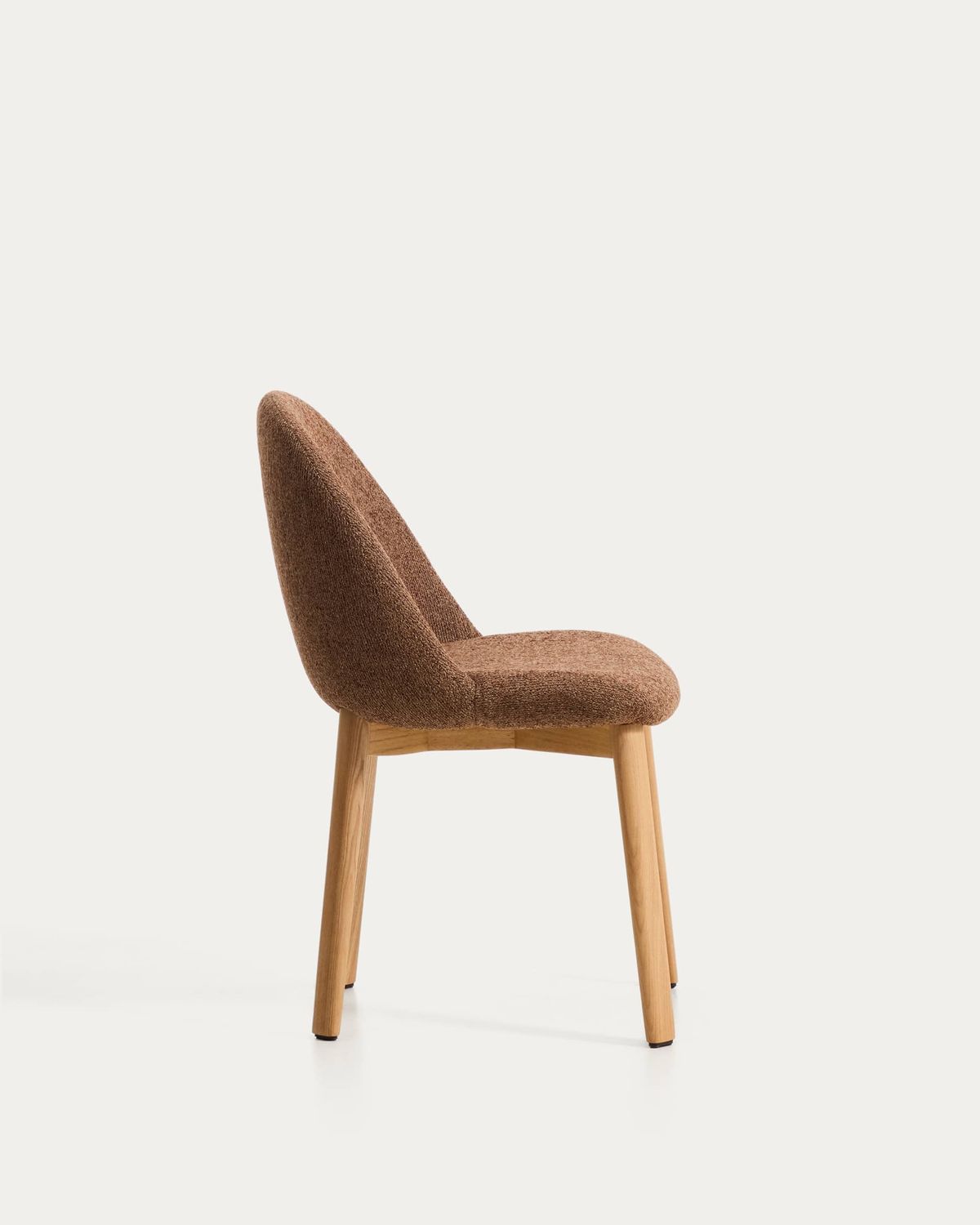 Silla Meila de chenilla terracota y patas de madera maciza de fresno con acabado tono natural