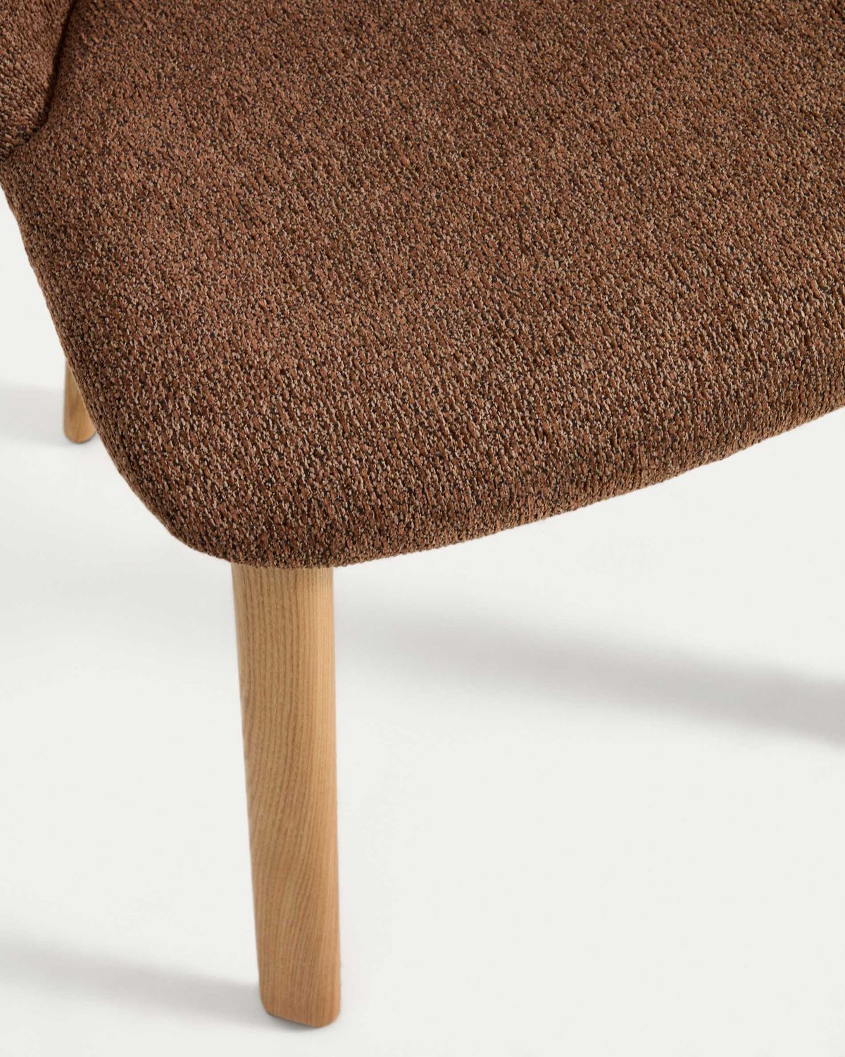 Silla Meila de chenilla terracota y patas de madera maciza de fresno con acabado tono natural