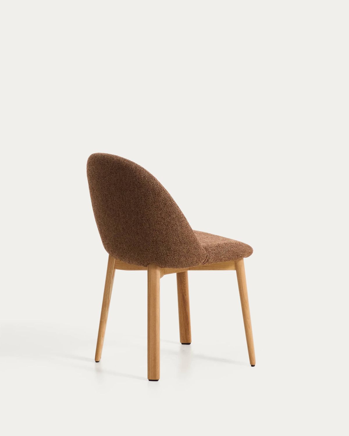 Silla Meila de chenilla terracota y patas de madera maciza de fresno con acabado tono natural