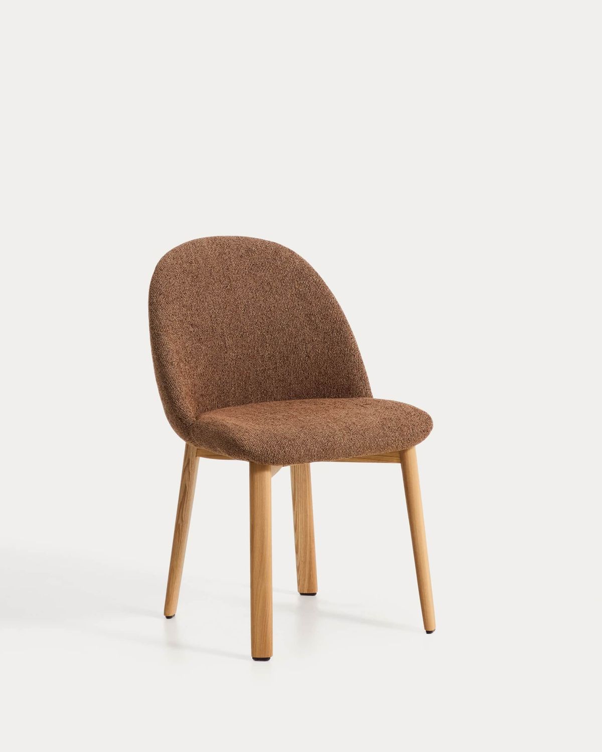 Silla Meila de chenilla terracota y patas de madera maciza de fresno con acabado tono natural