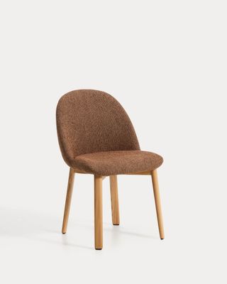 Silla Meila de chenilla terracota y patas de madera maciza de fresno con acabado tono natural