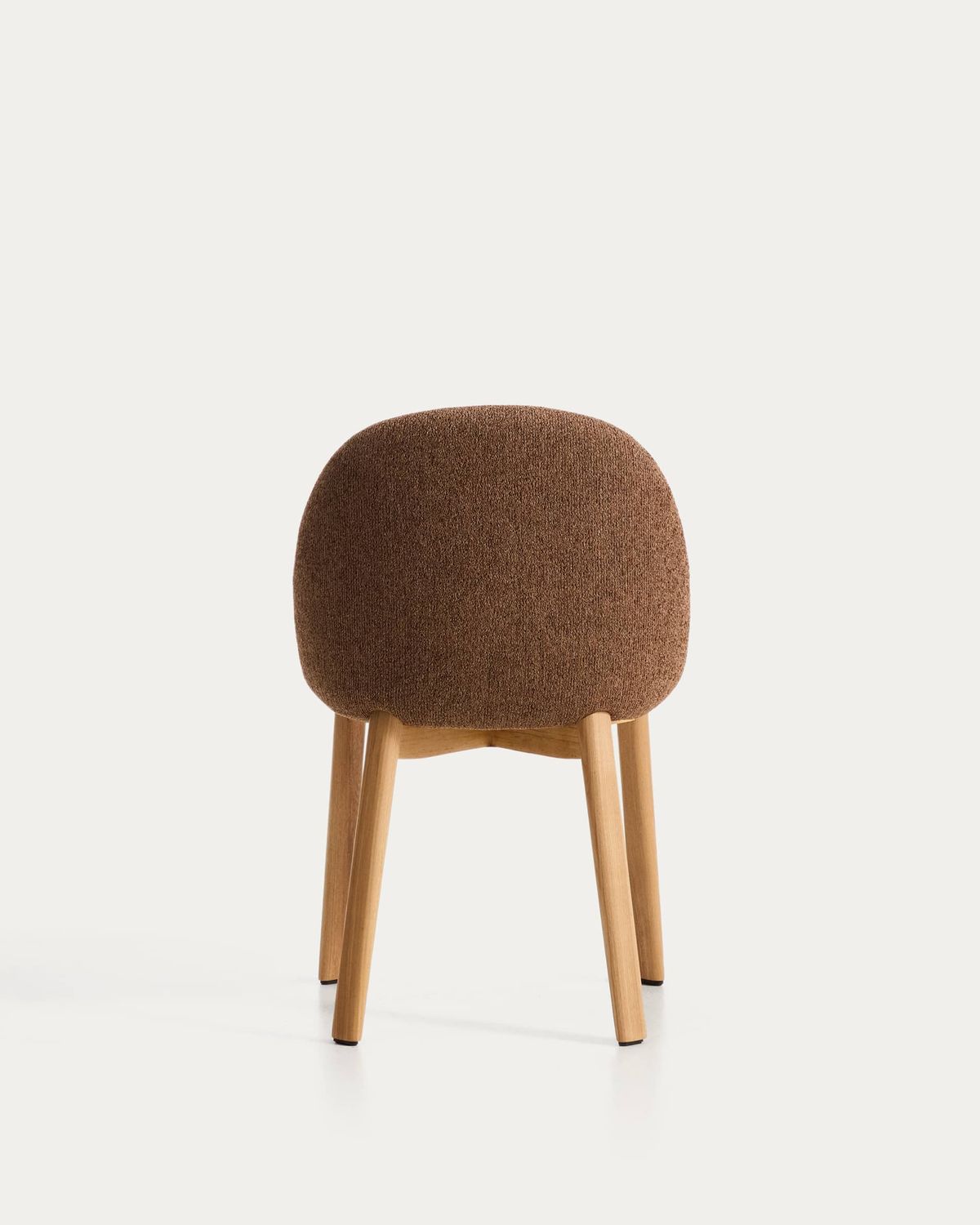 Silla Meila de chenilla terracota y patas de madera maciza de fresno con acabado tono natural