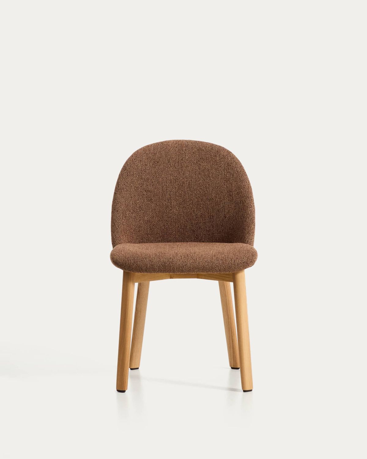 Silla Meila de chenilla terracota y patas de madera maciza de fresno con acabado tono natural