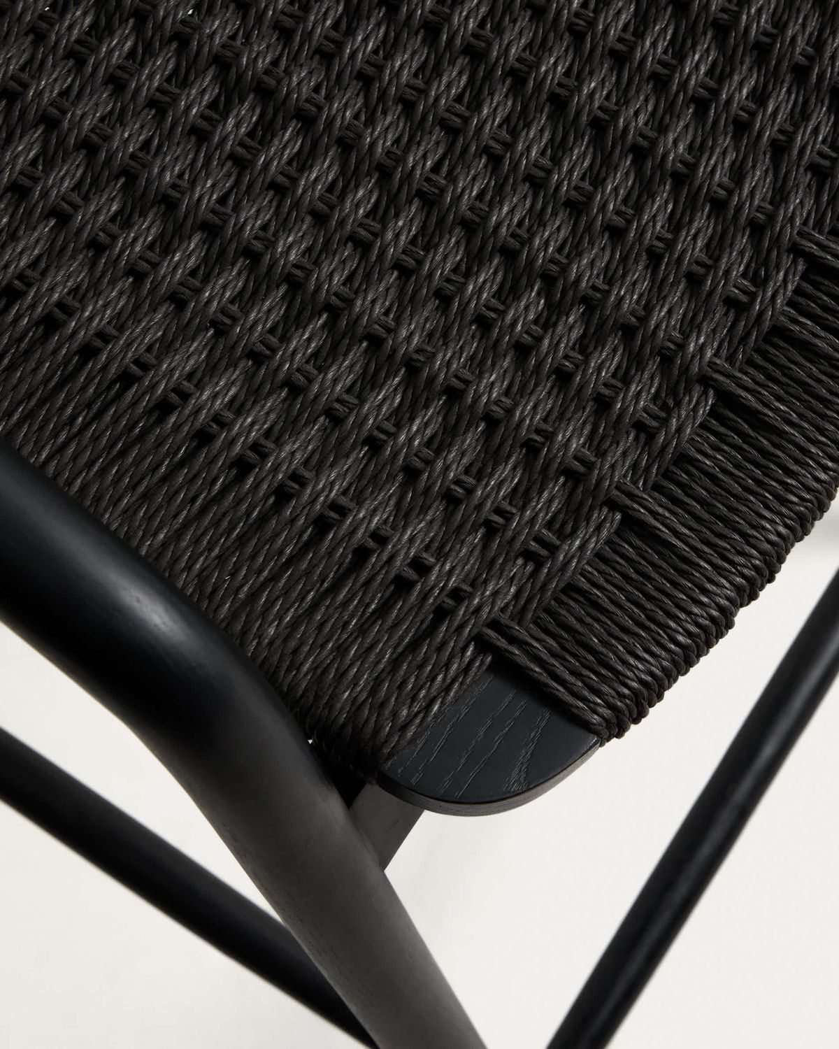 Taburete Derile de madera maciza de roble acabado negro y cuerda de papel negro FSC Mix Credit 65 cm