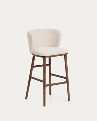 Taburete Ciselia chenilla beige y patas de madera maciza fresno acabado tono nogal FSC Mix Credit 75cm Taburete Ciselia chenilla beige y patas de madera maciza fresno acabado tono nogal FSC Mix Credit 75cm