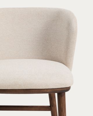 Taburete Ciselia chenilla beige y patas de madera maciza fresno acabado tono nogal FSC Mix Credit 75cm