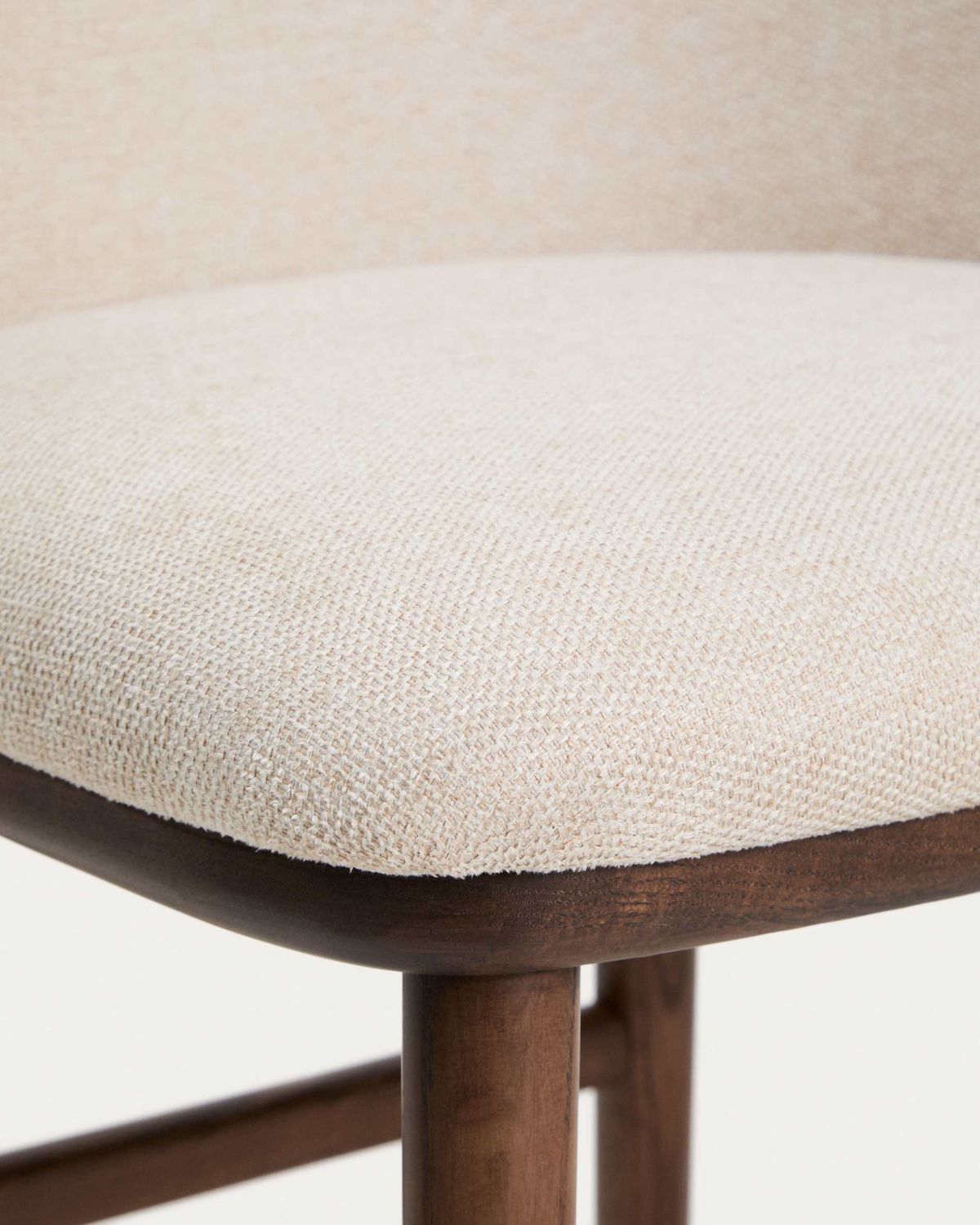 Taburete Ciselia chenilla beige y patas de madera maciza fresno acabado tono nogal FSC Mix Credit 75cm