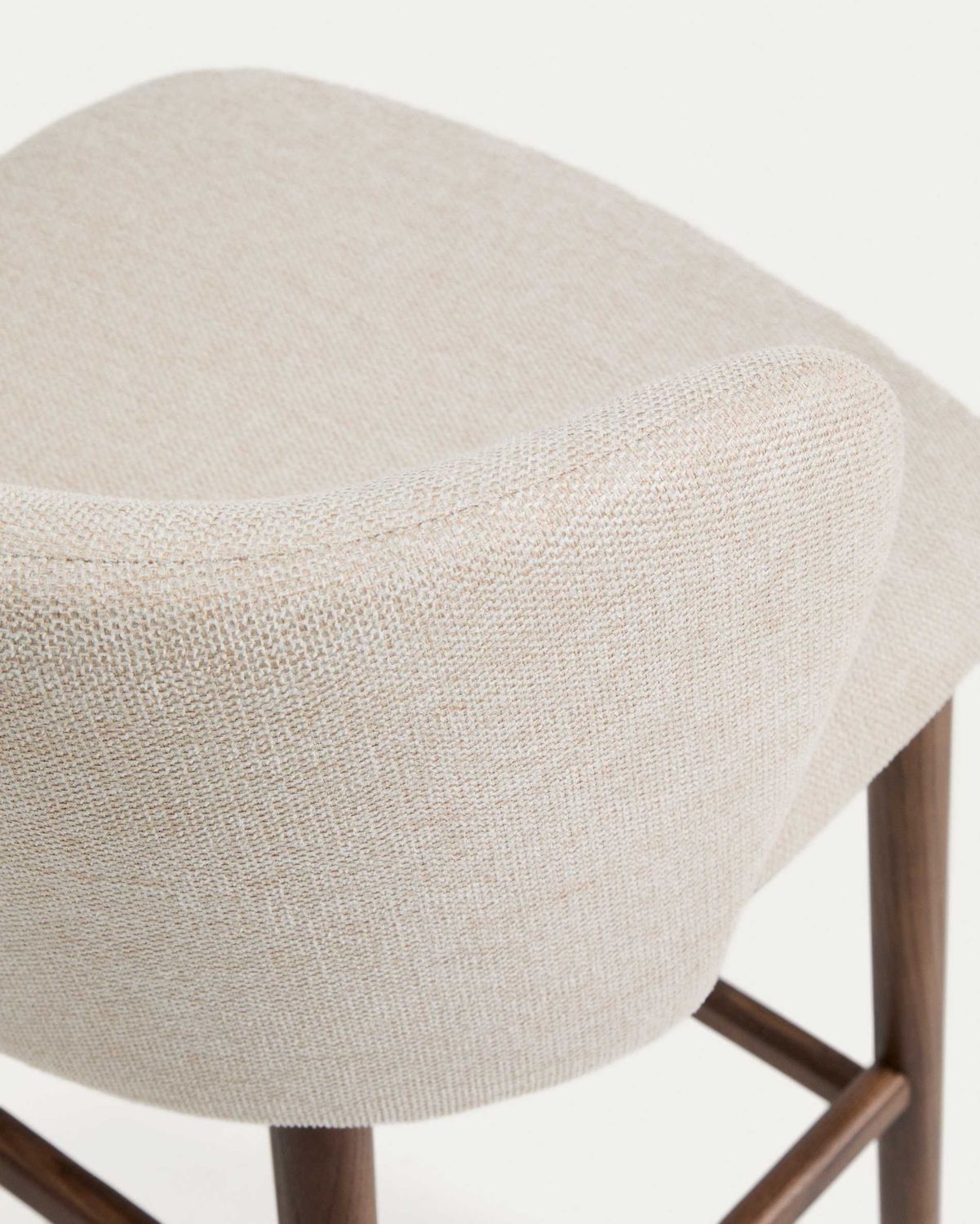 Taburete Ciselia chenilla beige y patas de madera maciza fresno acabado tono nogal FSC Mix Credit 75cm