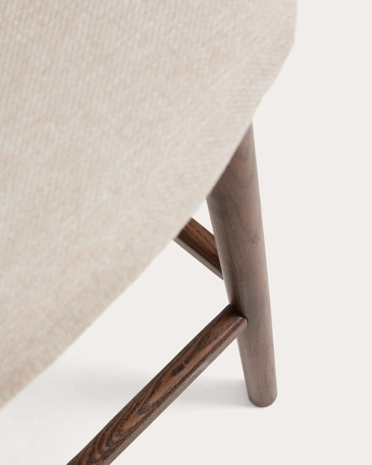 Taburete Ciselia chenilla beige y patas de madera maciza fresno acabado tono nogal FSC Mix Credit 75cm