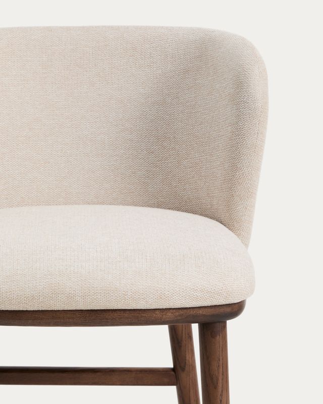 Taburete Ciselia chenilla beige y patas de madera maciza fresno acabado tono nogal FSC Mix Credit 75cm