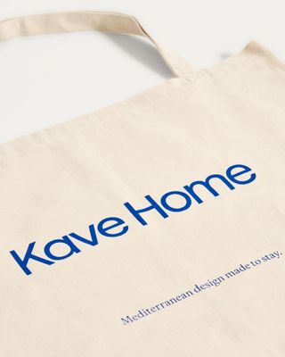Bolsa I Love Costa Brava x Kave Home 100% de algodón color crudo y azul