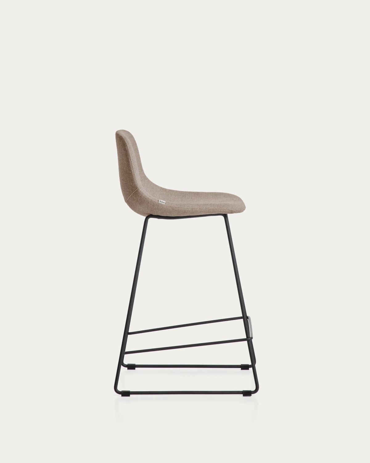 Taburete Zahara de chenilla marrón y patas de acero con acabado negro 65 cm FSC 100%