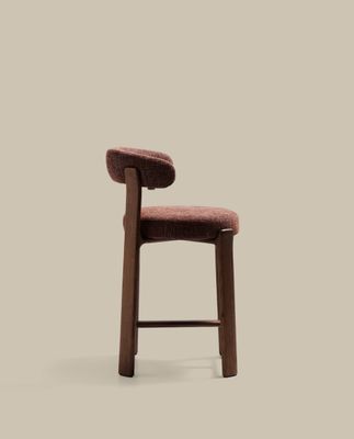 Taburete Granite de chenilla marrón y madera maciza de fresno con acabado tono nogal FSC 100% 65 cm