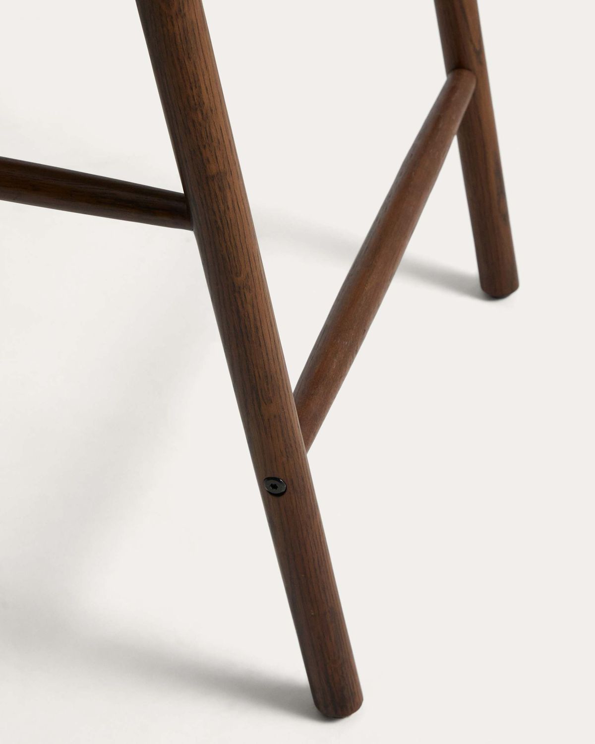 Taburete Derile de madera maciza de roble acabado nogal y cuerda de papel beige FSC Mix Credit  65 cm
