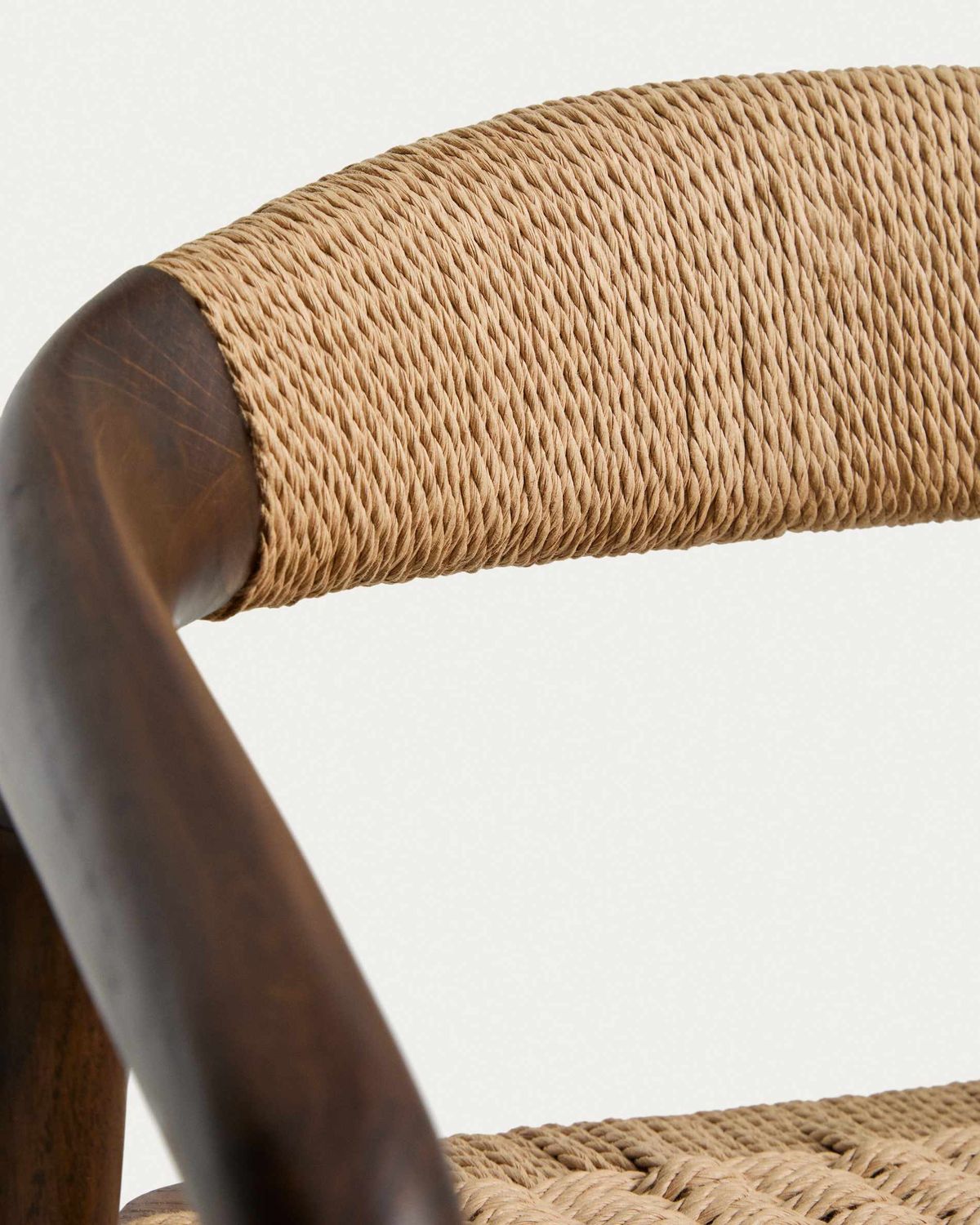 Taburete Derile de madera maciza de roble acabado nogal y cuerda de papel beige FSC Mix Credit  65 cm