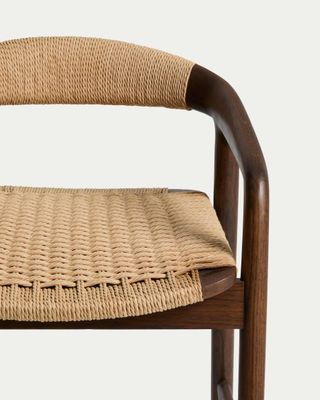 Taburete Derile de madera maciza de roble acabado nogal y cuerda de papel beige FSC Mix Credit 65 cm