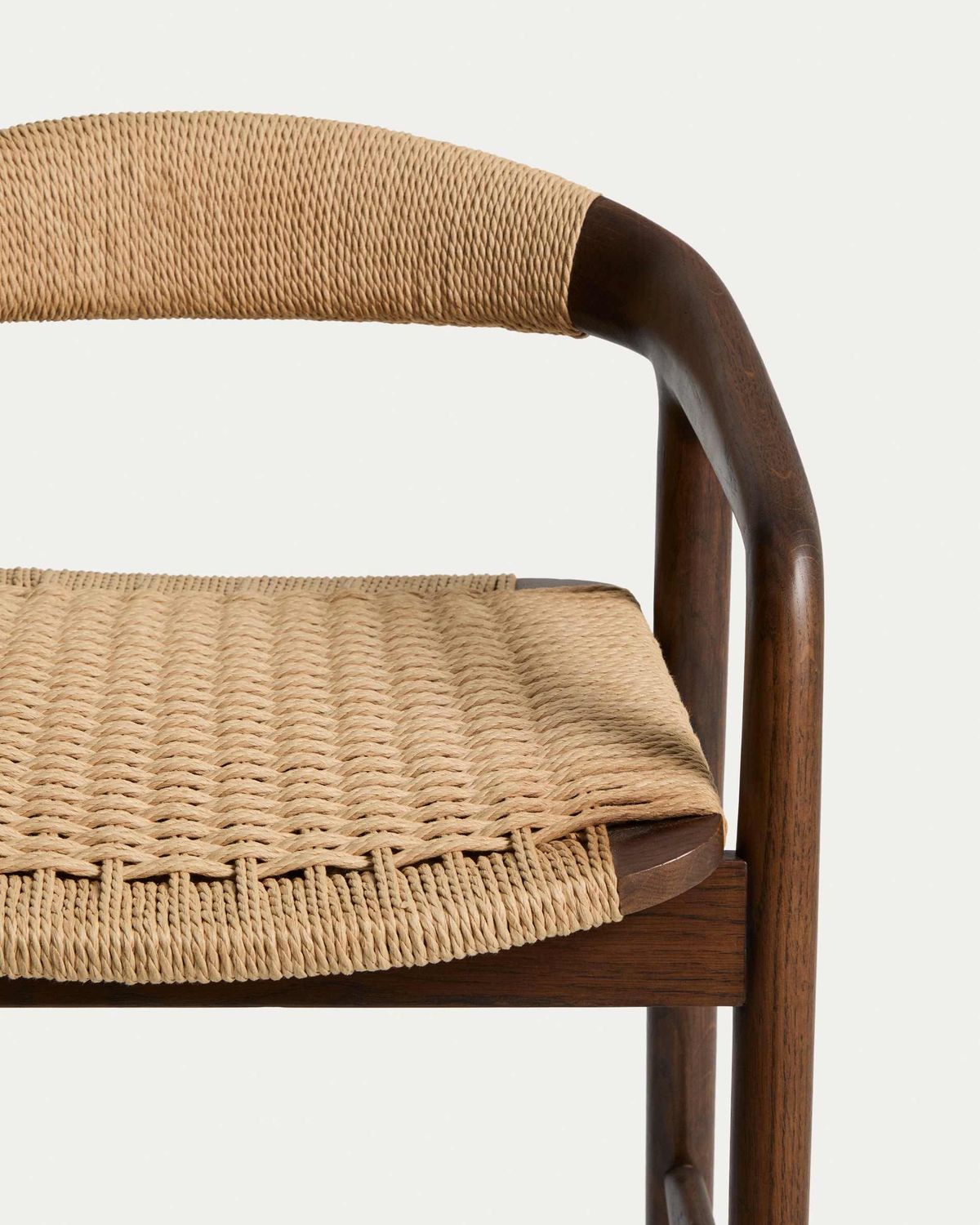 Taburete Derile de madera maciza de roble acabado nogal y cuerda de papel beige FSC Mix Credit  65 cm
