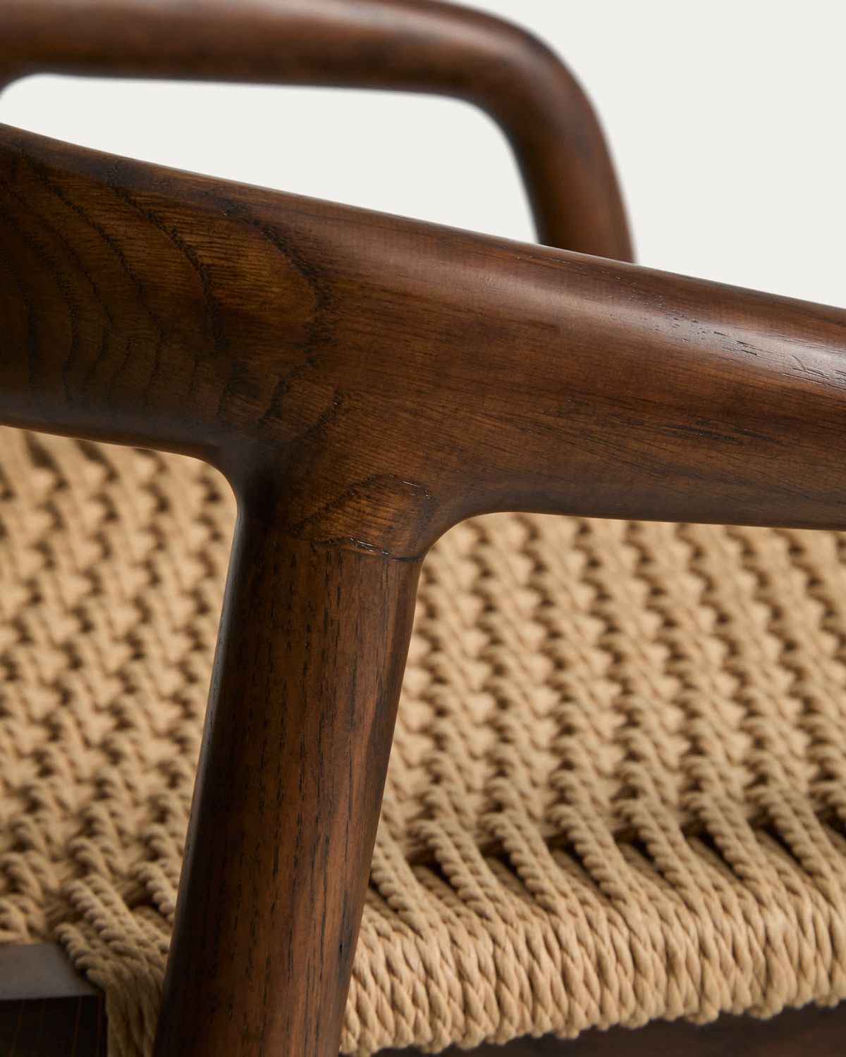 Taburete Derile de madera maciza de roble acabado nogal y cuerda de papel beige FSC Mix Credit  65 cm