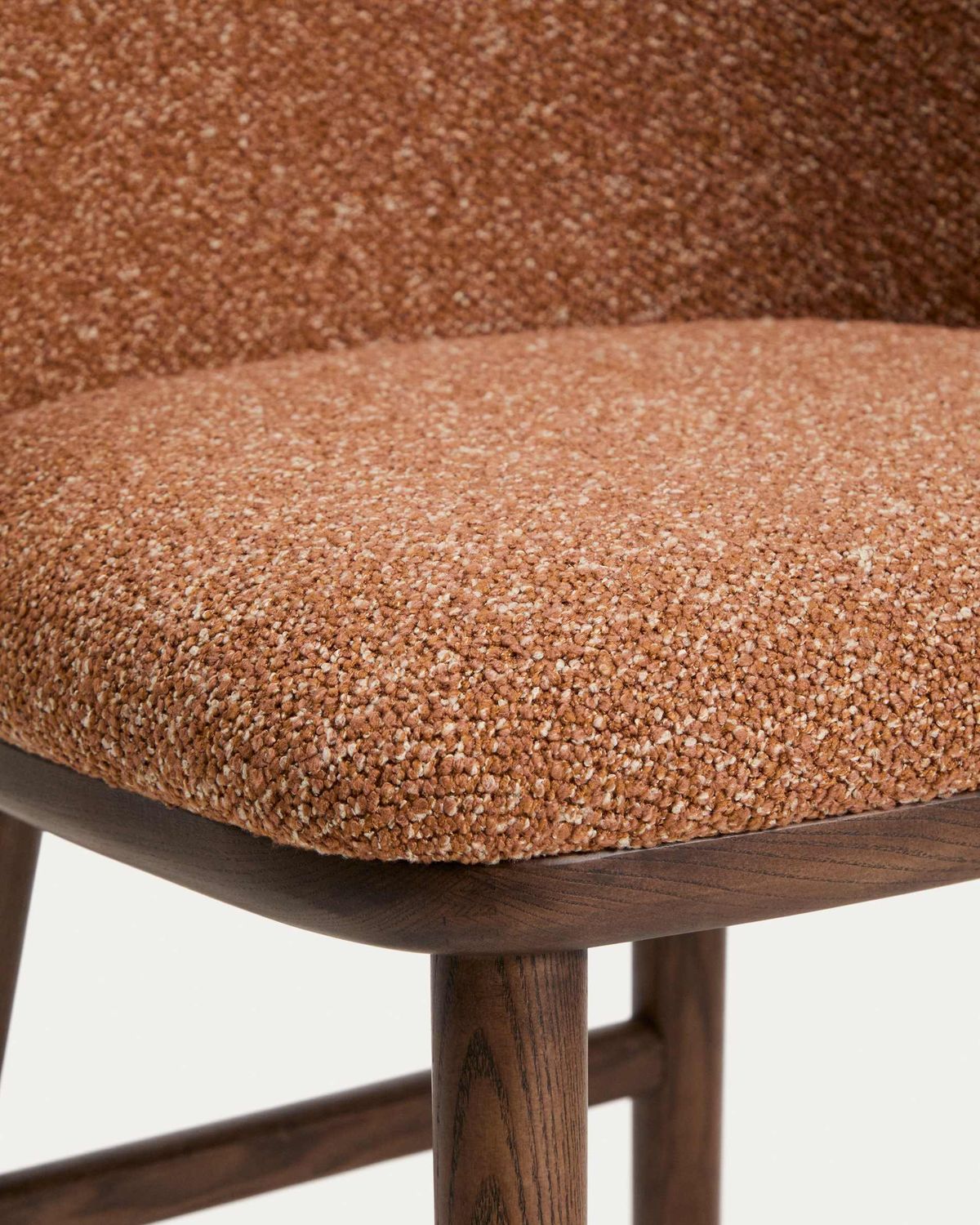 Taburete Ciselia chenilla gruesa terracota y patas de madera maciza de fresno acabado tono nogal FSC Mix Credit 75 cm