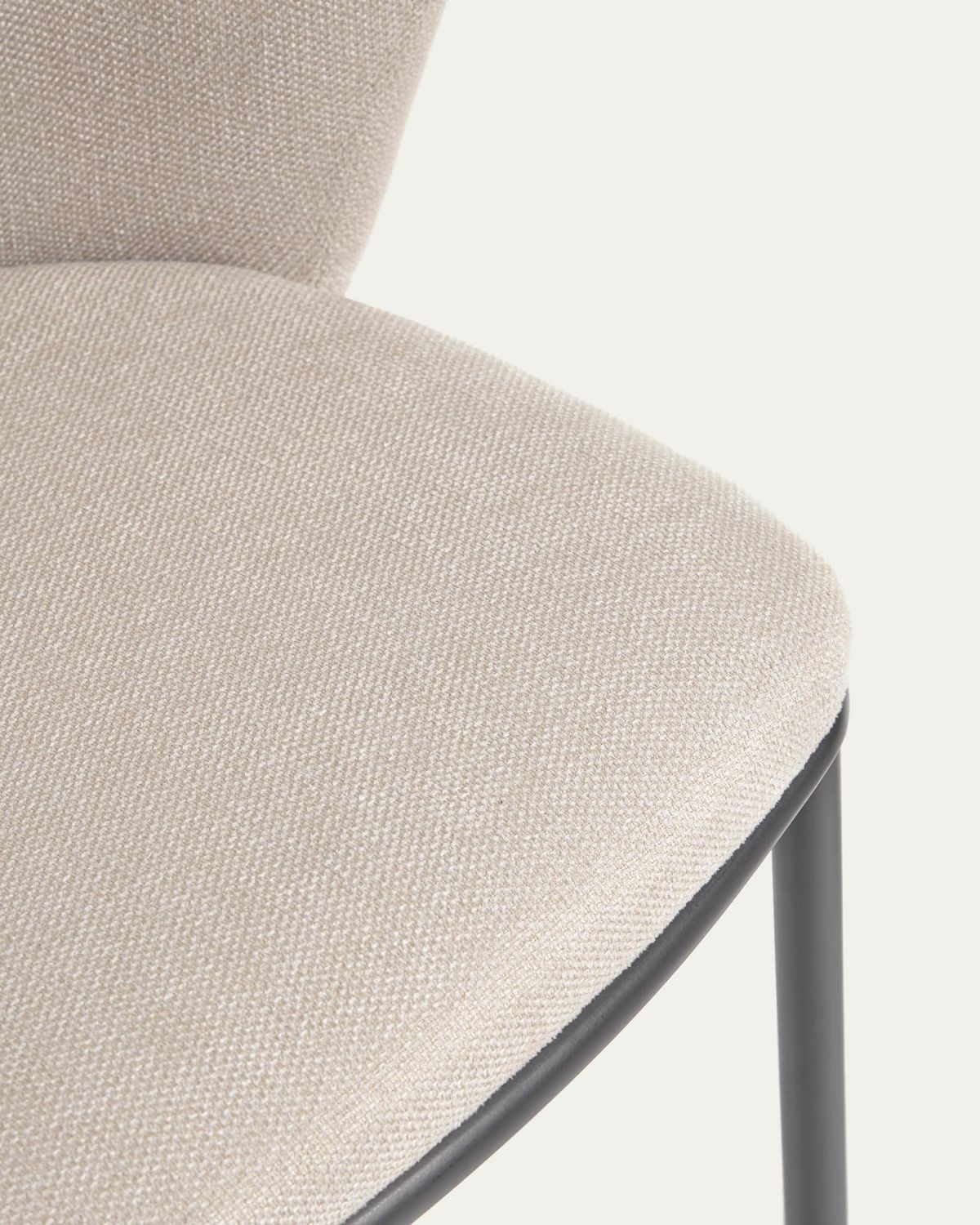 Taburete Ciselia de chenilla beige y patas de acero negro altura 75 cm FSC Mix Credit