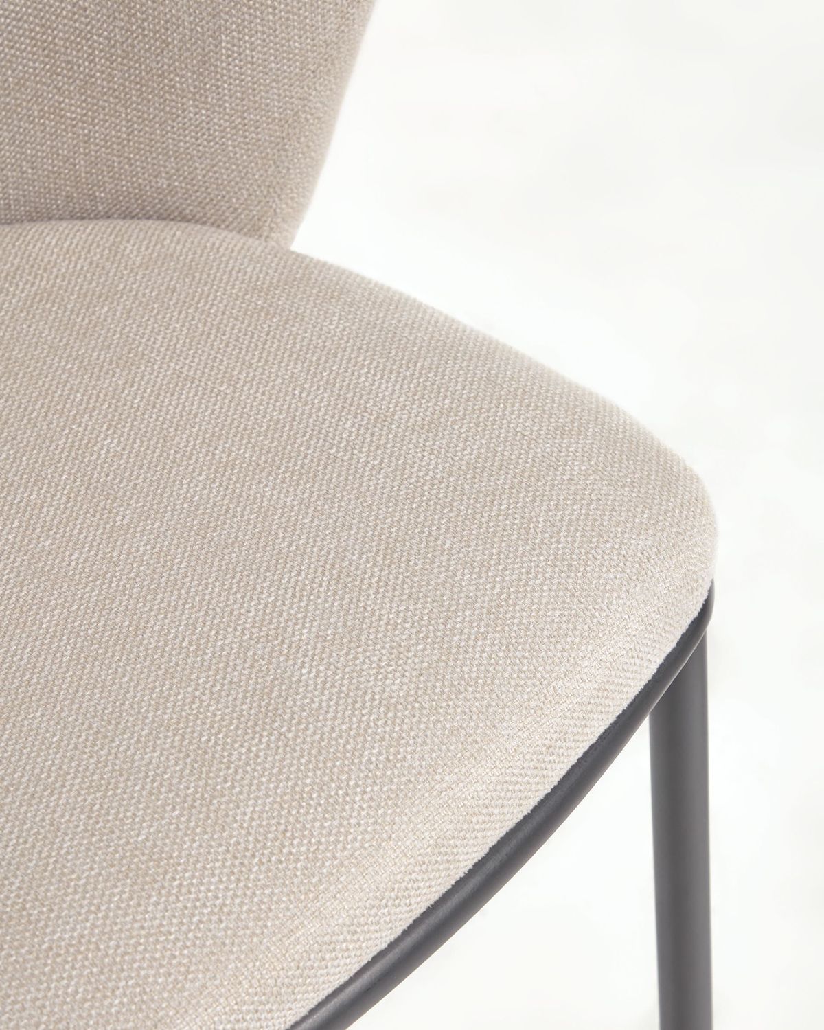 Taburete Ciselia de chenilla beige y patas de acero negro altura 65 cm FSC Mix Credit