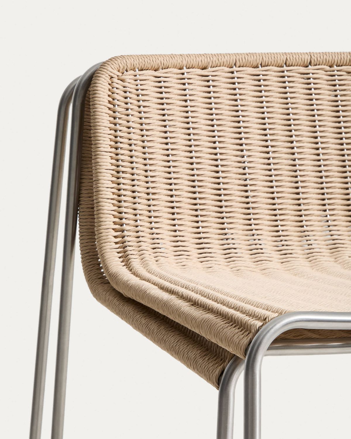 Taburete apilable Tavari de cuerda sintética beige y acero inoxidable AISI 304 efecto cepillado 65 cm