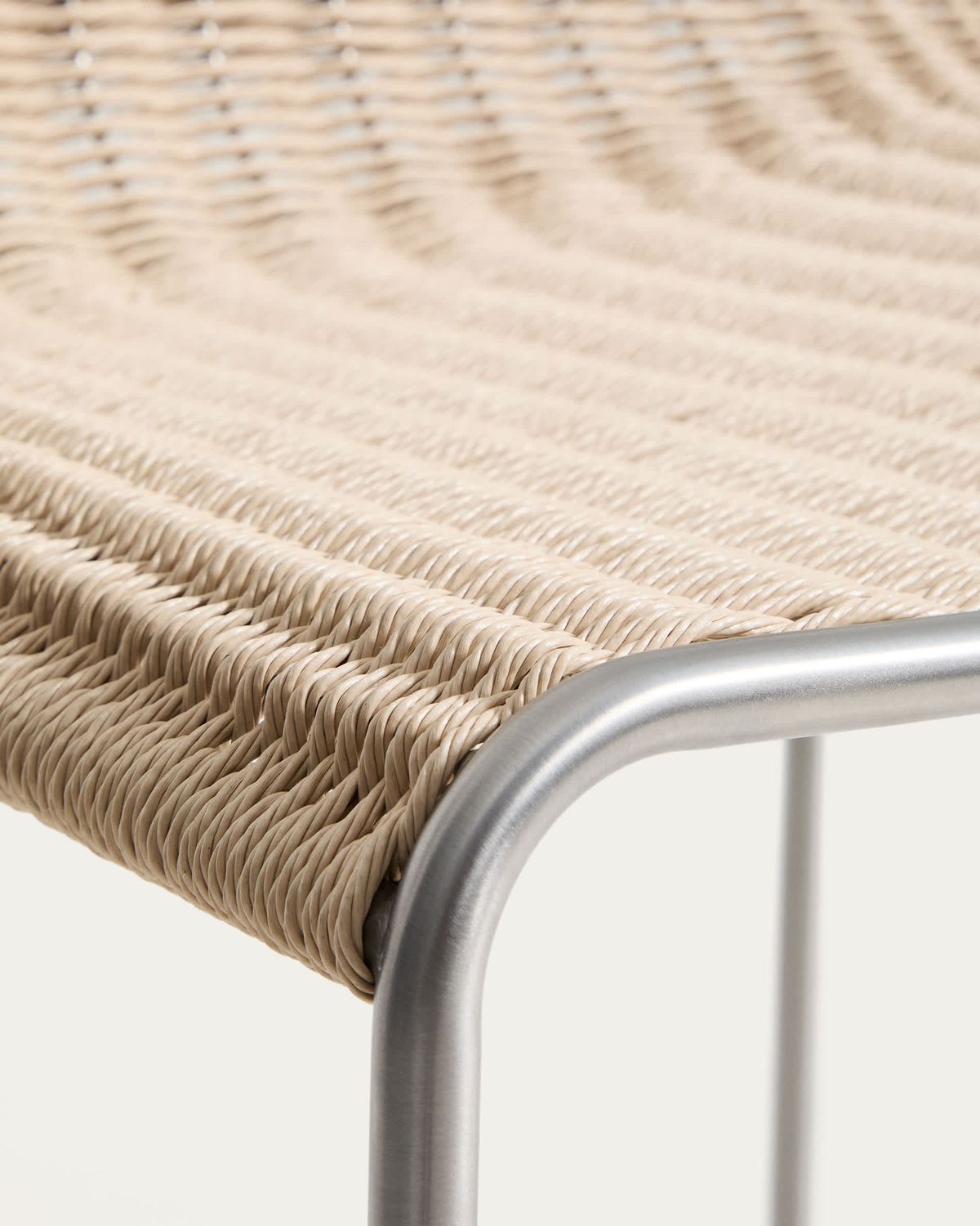 Taburete apilable Tavari de cuerda sintética beige y acero inoxidable AISI 304 efecto cepillado 65 cm