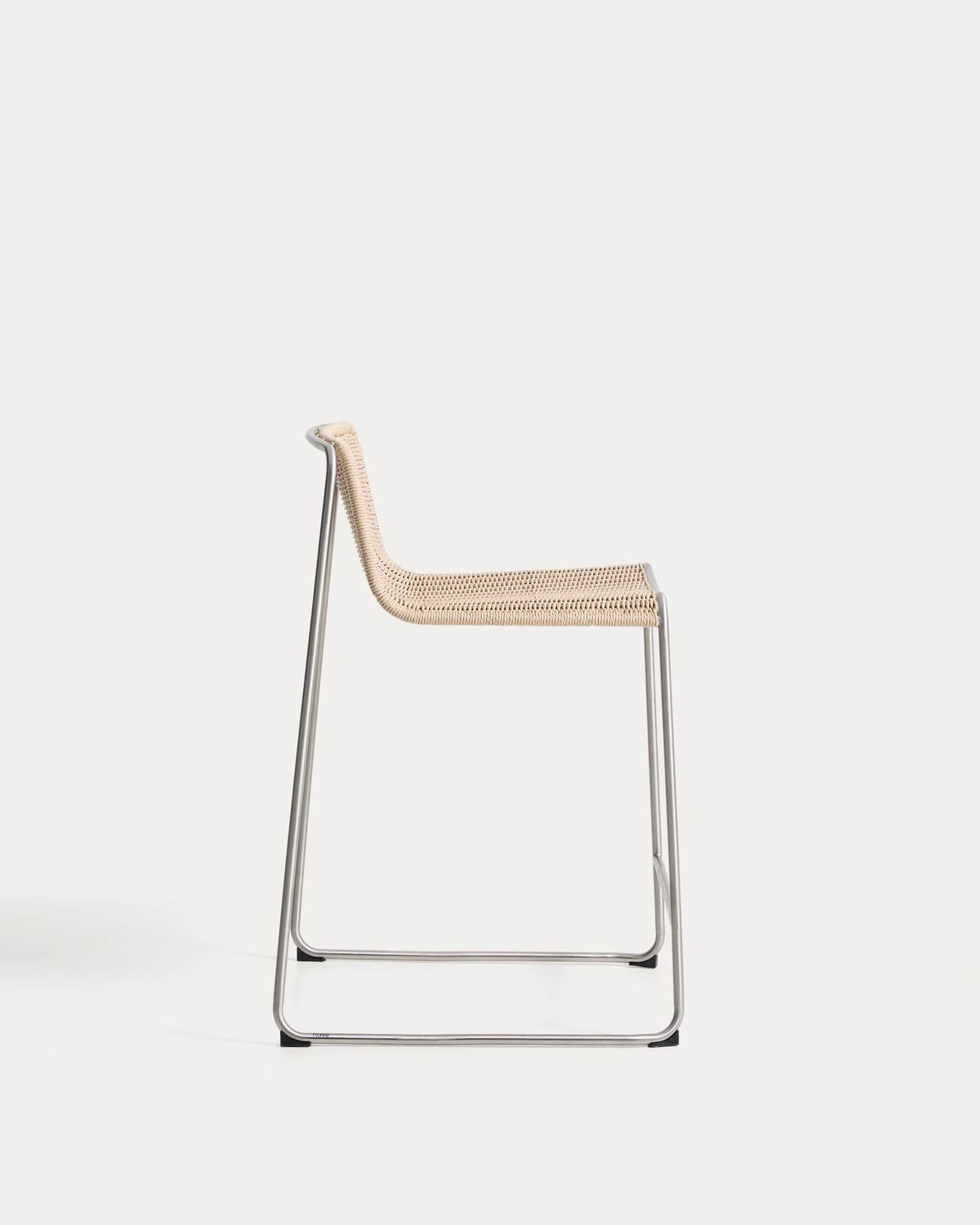 Taburete apilable Tavari de cuerda sintética beige y acero inoxidable AISI 304 efecto cepillado 65 cm