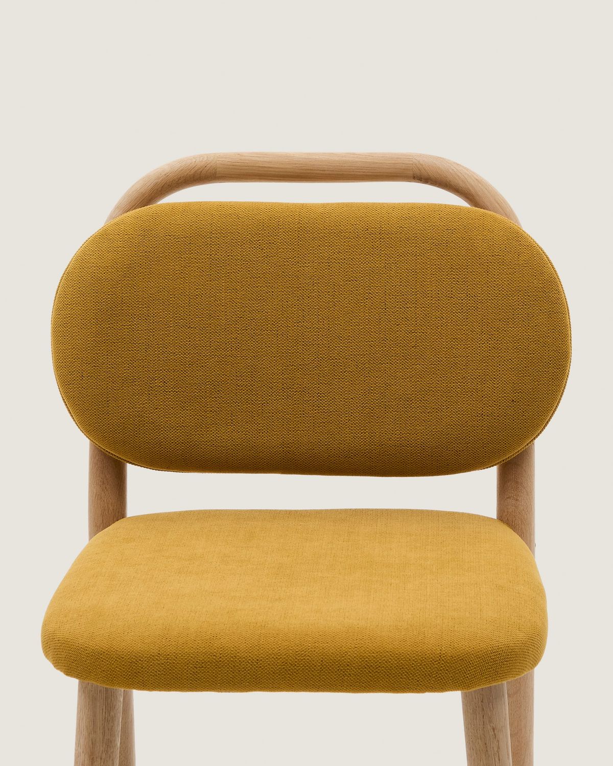 Taburete Helda de chenilla mostaza y madera maciza de roble FSC Mix Credit 65 cm