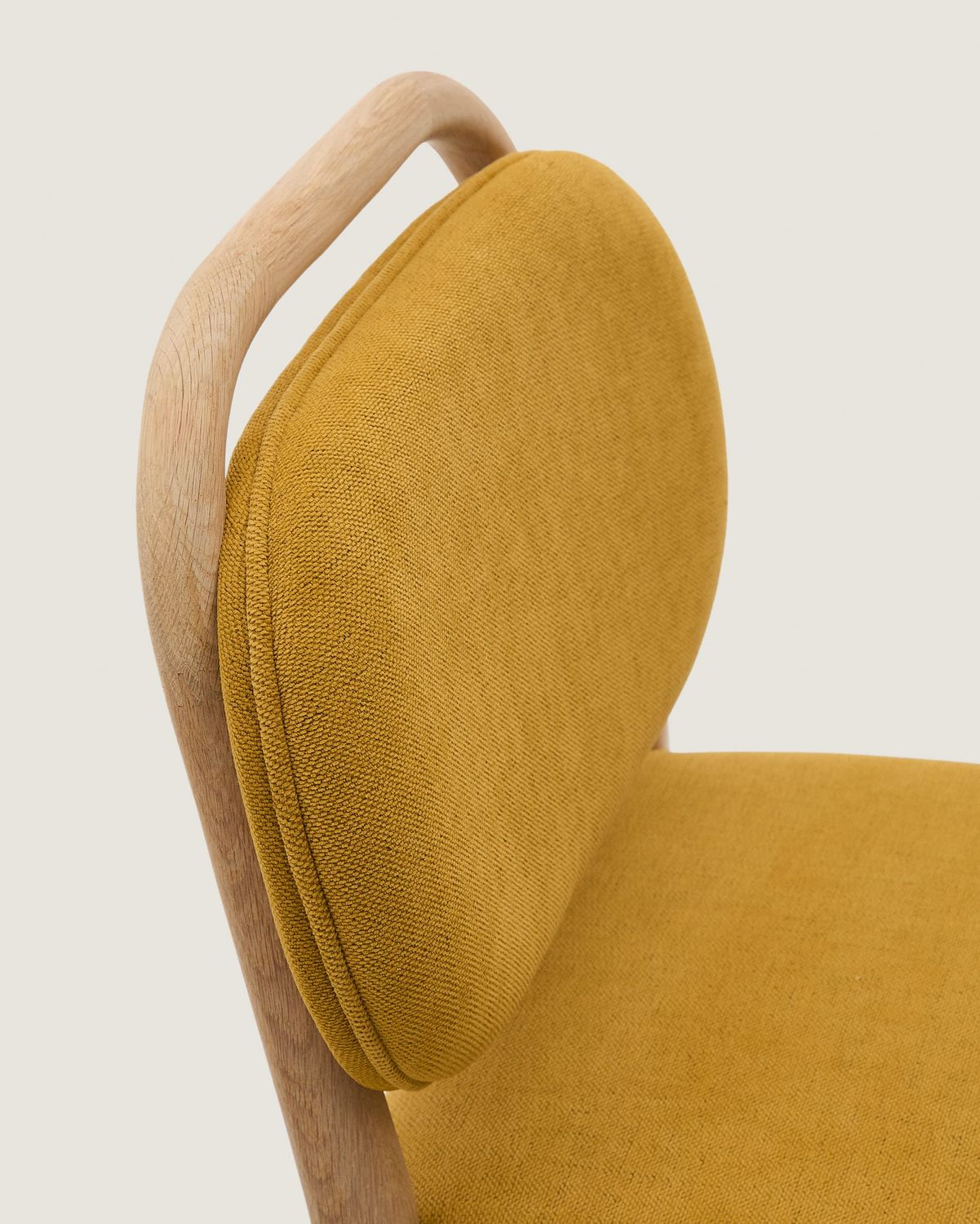 Taburete Helda de chenilla mostaza y madera maciza de roble FSC Mix Credit 65 cm