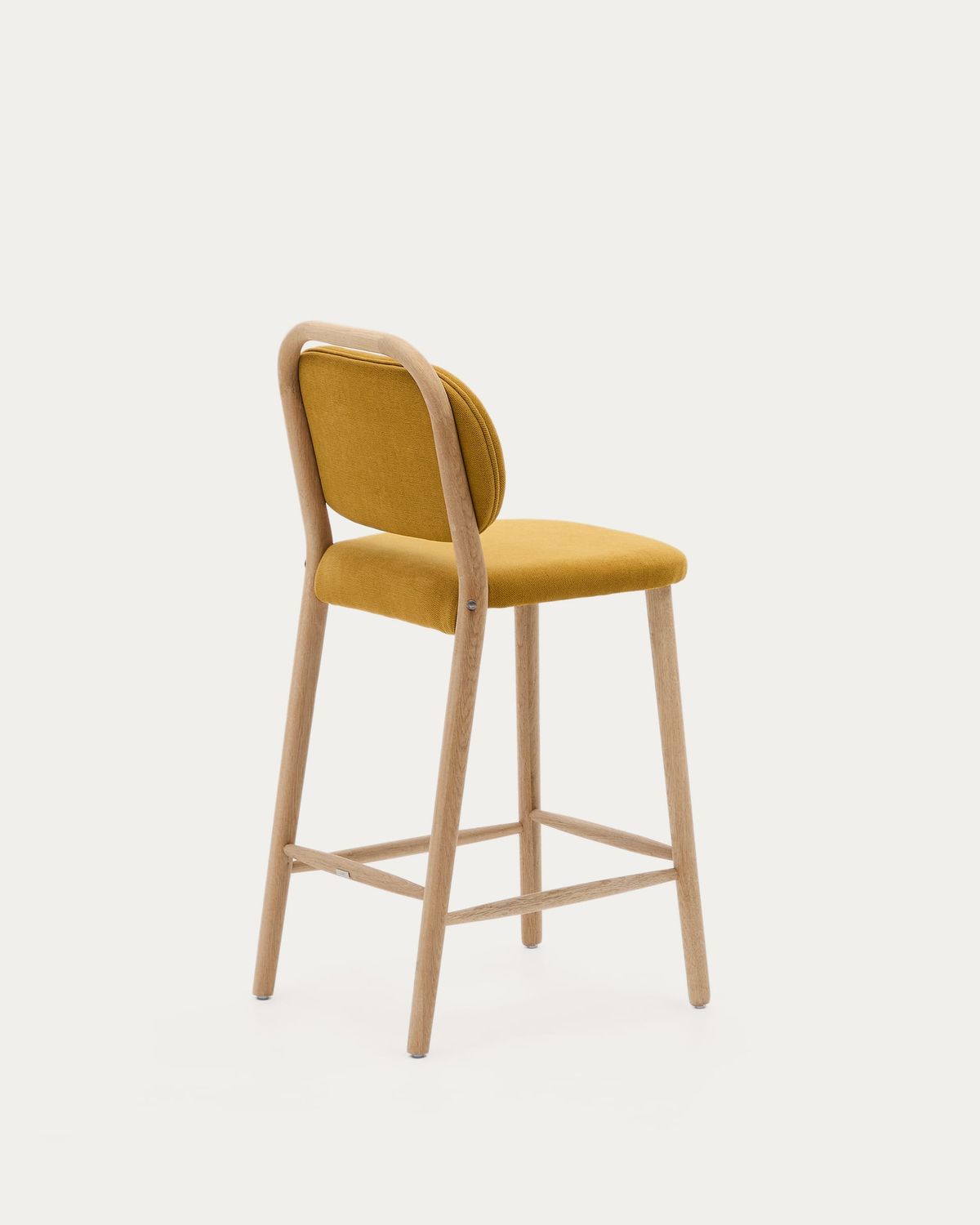 Taburete Helda de chenilla mostaza y madera maciza de roble FSC Mix Credit 65 cm