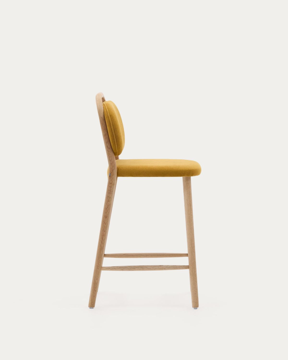 Taburete Helda de chenilla mostaza y madera maciza de roble FSC Mix Credit 65 cm
