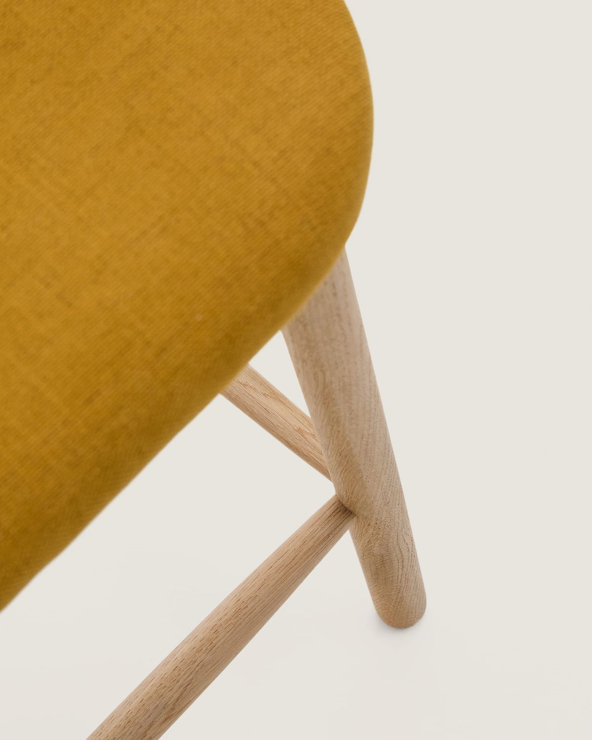 Taburete Helda de chenilla mostaza y madera maciza de roble FSC Mix Credit 65 cm