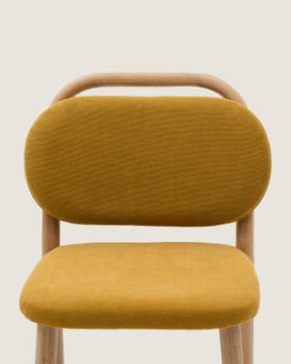 Taburete Helda de chenilla mostaza y madera maciza de roble FSC Mix Credit 65 cm