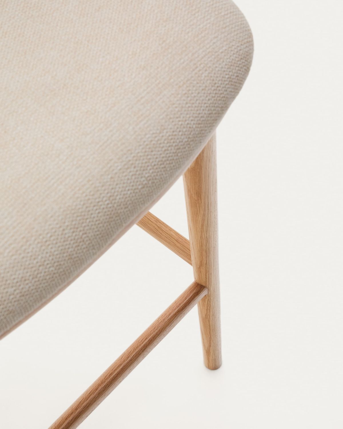 Taburete Ciselia chenilla beige y madera maciza fresno acabado tono natural FSC Mix Credit 65cm