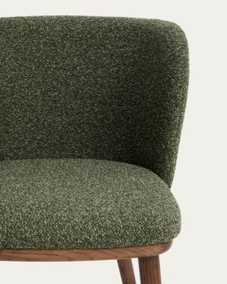 Taburete Ciselia chenilla gruesa verde oscuro y patas de madera maciza de fresno acabado tono nogal FSC Mix Credit 65 cm