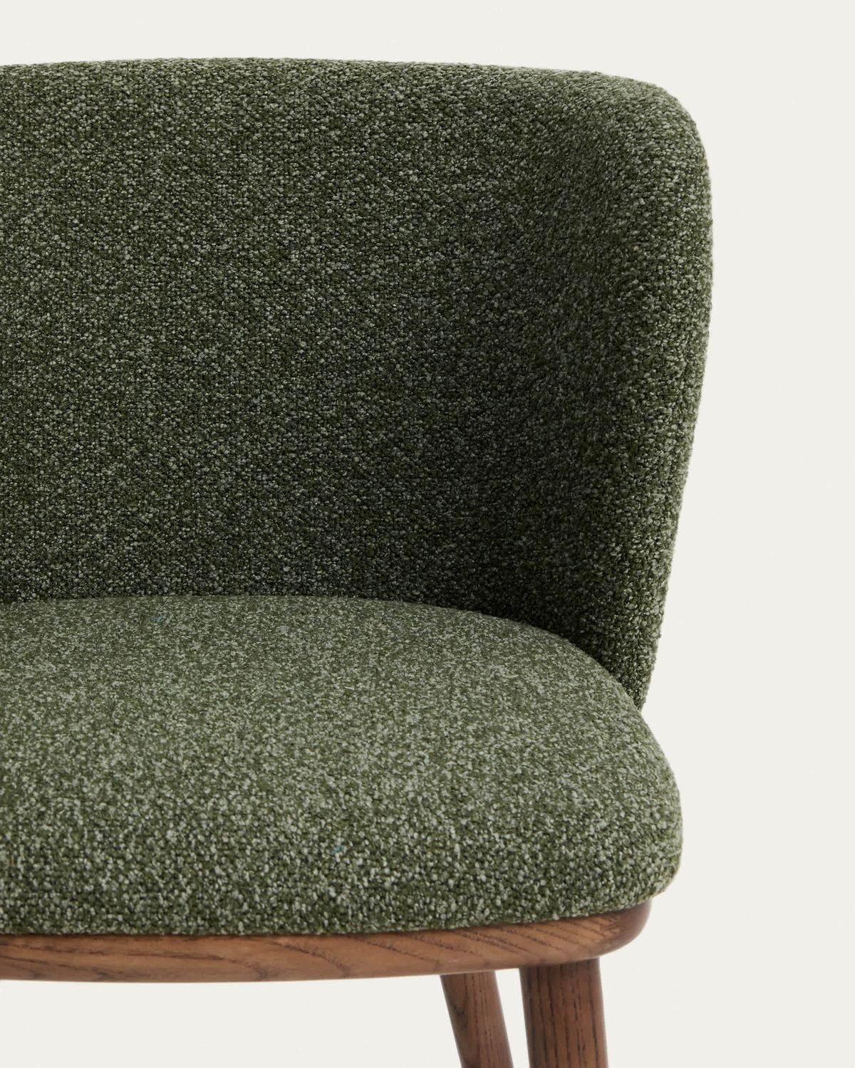 Taburete Ciselia chenilla gruesa verde oscuro y patas de madera maciza de fresno acabado tono nogal FSC Mix Credit 65 cm