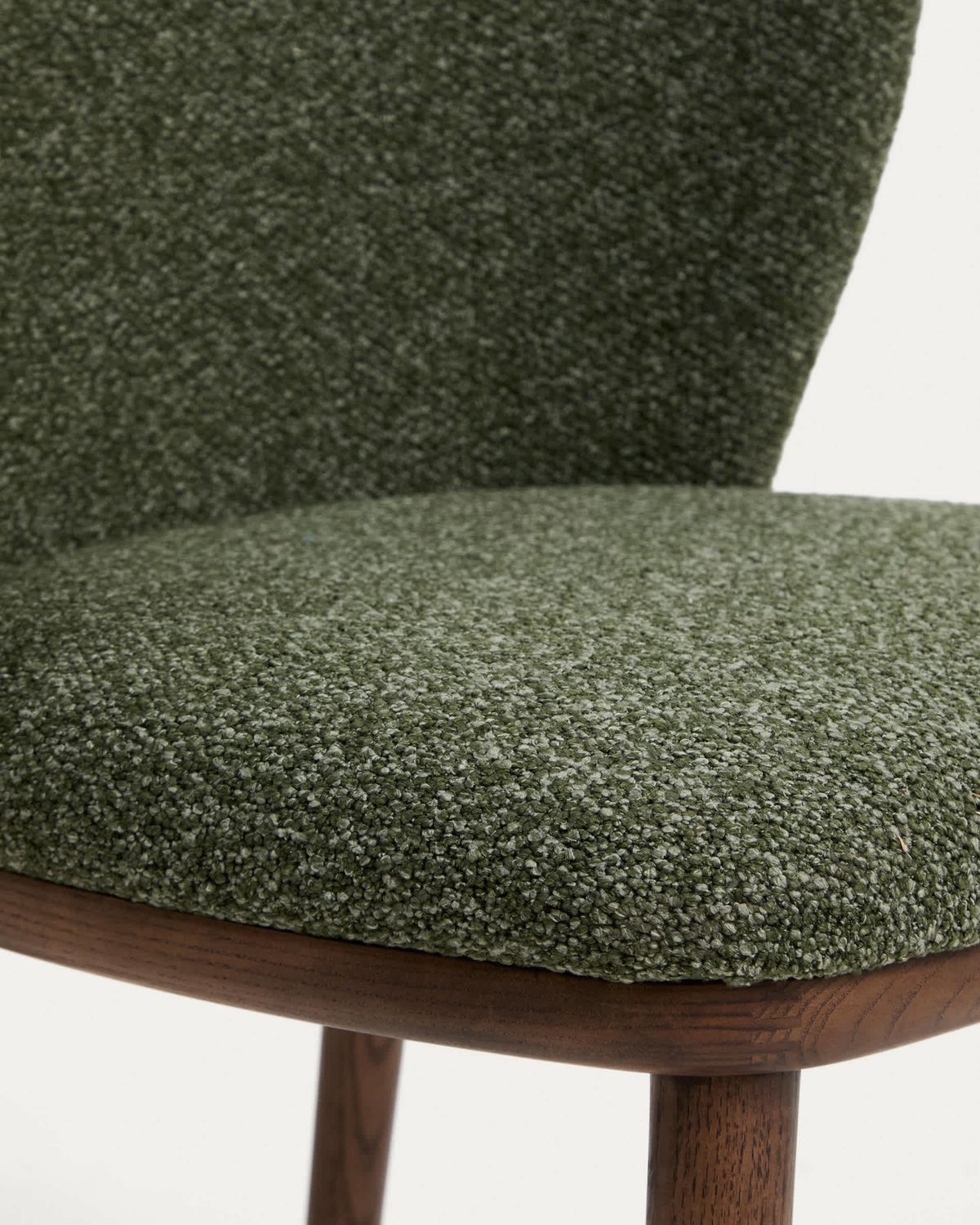 Taburete Ciselia chenilla gruesa verde oscuro y patas de madera maciza de fresno acabado tono nogal FSC Mix Credit 65 cm