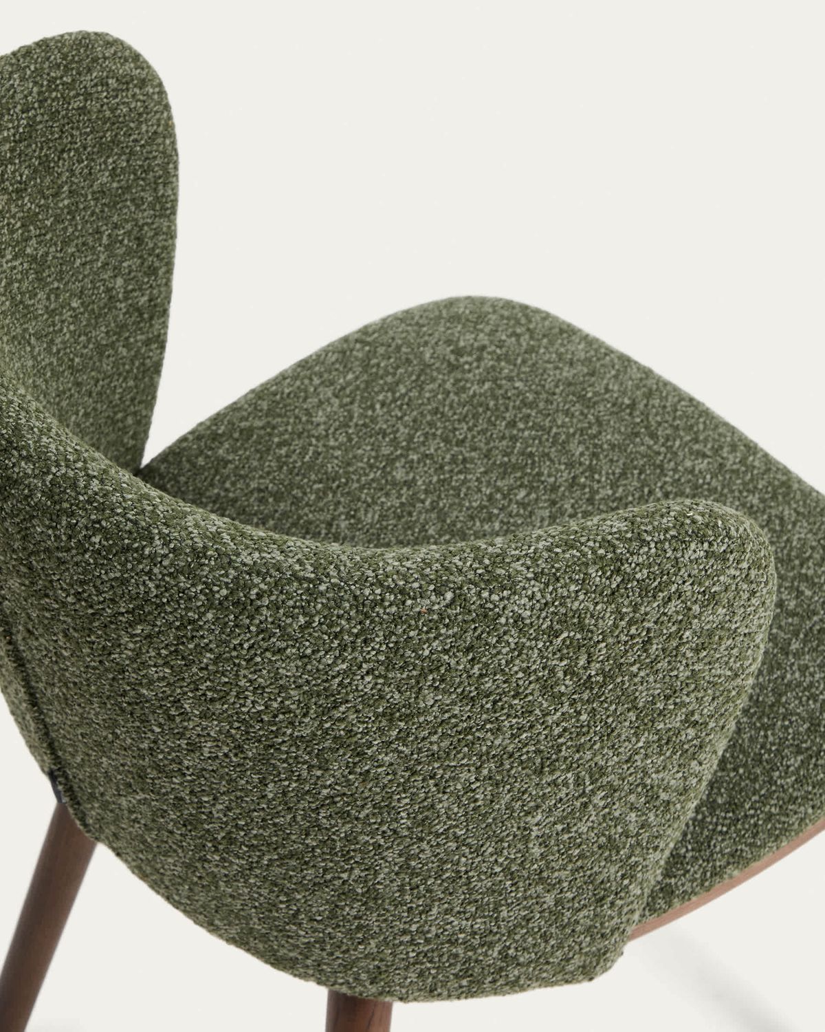 Taburete Ciselia chenilla gruesa verde oscuro y patas de madera maciza de fresno acabado tono nogal FSC Mix Credit 65 cm