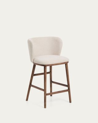 Taburete Ciselia chenilla beige y patas de madera maciza fresno acabado tono nogal FSC Mix Credit 65cm Taburete Ciselia chenilla beige y patas de madera maciza fresno acabado tono nogal FSC Mix Credit 65cm