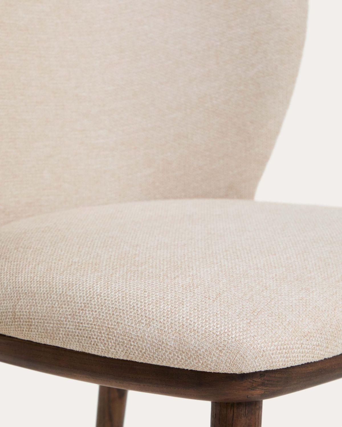 Taburete Ciselia chenilla beige y patas de madera maciza fresno acabado tono nogal FSC Mix Credit 65cm