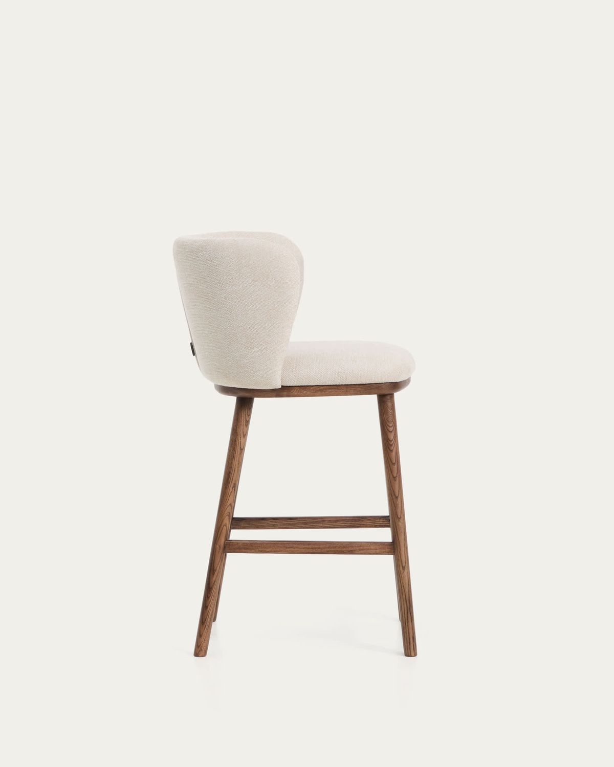 Taburete Ciselia chenilla beige y patas de madera maciza fresno acabado tono nogal FSC Mix Credit 65cm